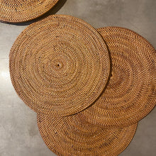 Lade das Bild in den Galerie-Viewer, Platzmatte L Ø 34 cm aus Ate Geflecht placemat