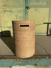 Lade das Bild in den Galerie-Viewer, Wäschekorb Lombok – Handgeflochtener Rattan-Korb mit Deckel
