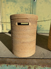 Lade das Bild in den Galerie-Viewer, Wäschekorb Lombok – Handgeflochtener Rattan-Korb mit Deckel
