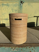 Lade das Bild in den Galerie-Viewer, Wäschekorb Lombok – Handgeflochtener Rattan-Korb mit Deckel
