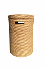 Lade das Bild in den Galerie-Viewer, Wäschekorb Lombok – Handgeflochtener Rattan-Korb mit Deckel
